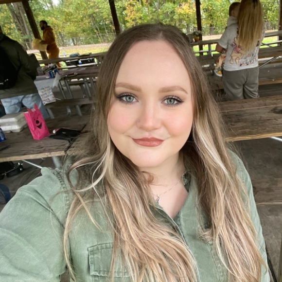 Meet your Posher, Courtney - Picture 1 of 1